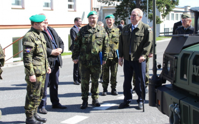 01._prezident-zahajil-navstevu-13-delostreleckeho-pluku-v-jincich.jpg