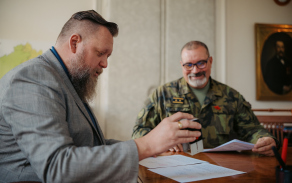 Starosta Příbrami Jan Konvalinka (vlevo) podepisuje memorandum