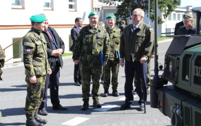 01._prezident-zahajil-navstevu-13-delostreleckeho-pluku-v-jincich.jpg