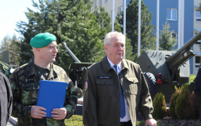 05._prezident-a-zastupce-velitele-pred-historickymi-dely-na-vlajkovisti-pluku.jpg