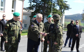 06._prezident-se-pozdravil-s-prislusniky-jineckeho-pluku.jpg