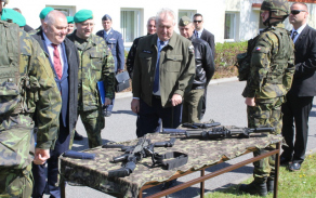 08._prezident-si-prohledl-rucni-zbrane-kterymi-jsou-vybaveni-prislusnici-delostrelectva.jpg