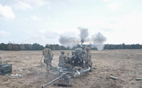 americka_obsluha_105mm_m119.jpg