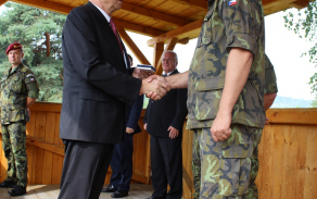 predani_podekovani_plk._janu_trinactemu_od_starosty_josefa_haly.jpg